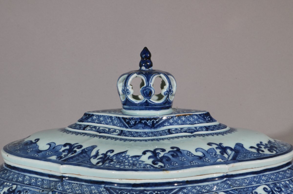 An Impressive Soup Tureen And Its Stand, Made Of Blue-and-white Porcelain, Qianlong Period -photo-3