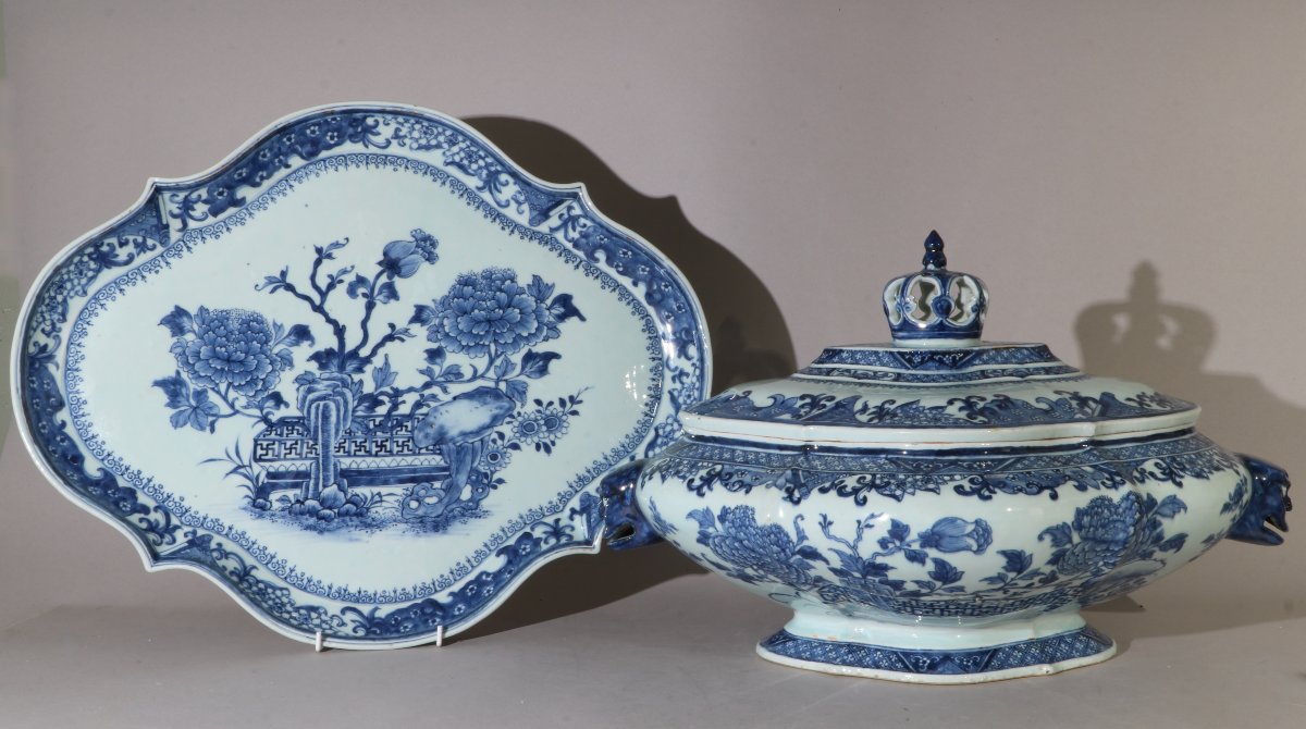 An Impressive Soup Tureen And Its Stand, Made Of Blue-and-white Porcelain, Qianlong Period 