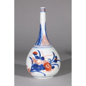 Un flacon à eau de rose en porcelaine Chinoise de style Imari, époque Kangxi, vers 1720