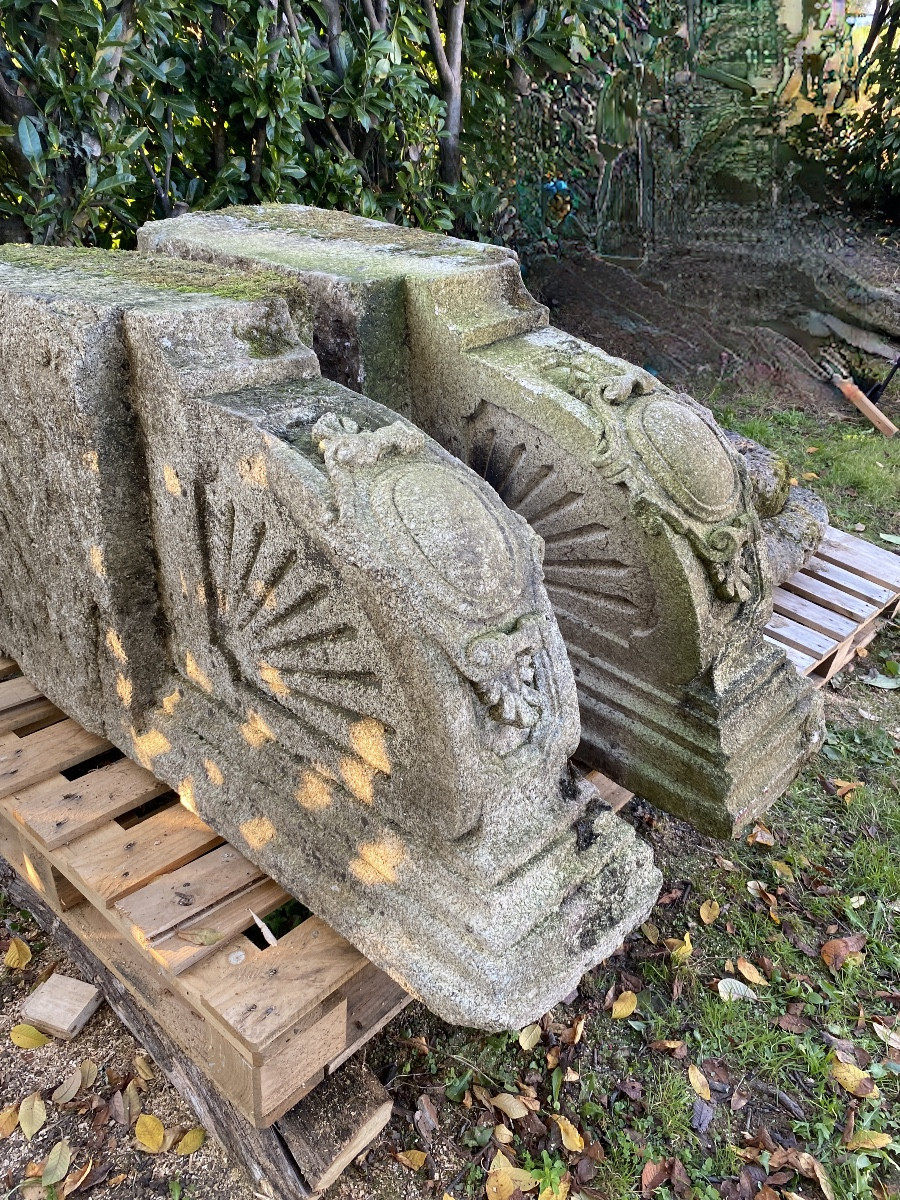 Paire de Corbeaux en Granit, Fin du XVIIIe Siècle