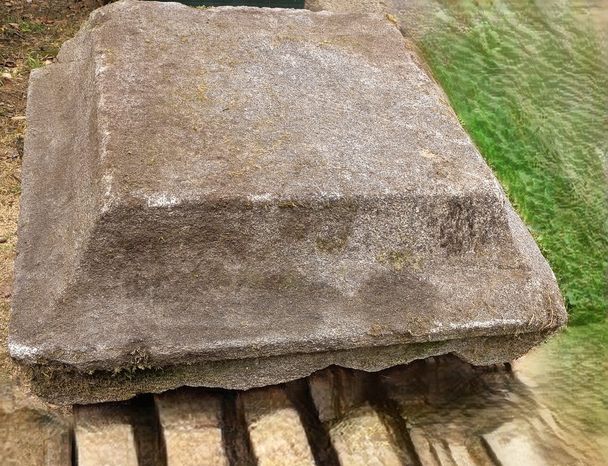 Têtes de piliers en granit époque XVIIIème siècle
