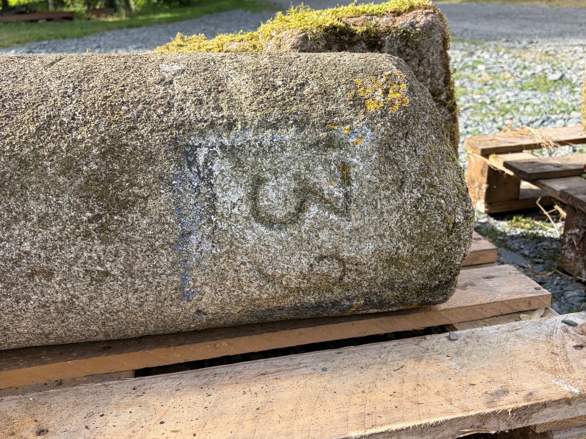 18th-century Monolithic Granite Roadside Marker-photo-4