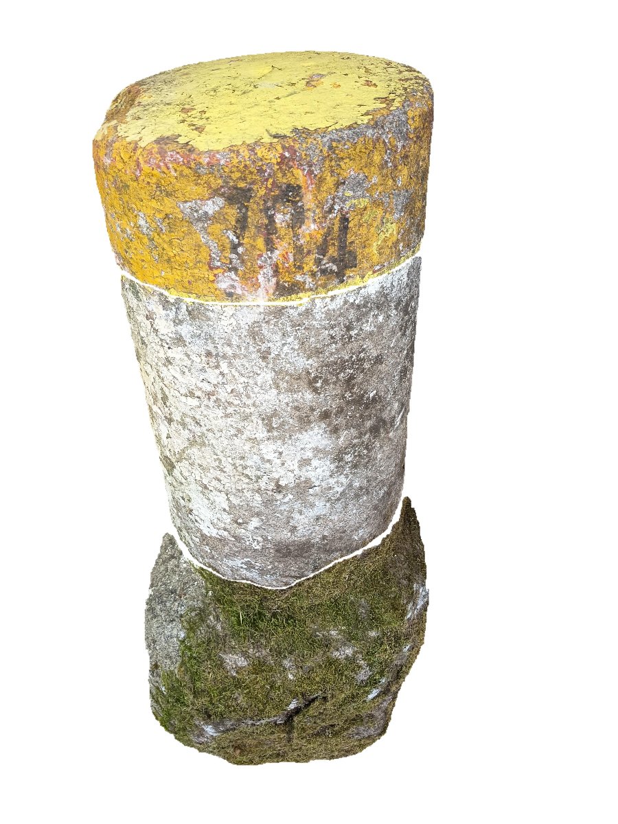 Borne routière monolithe en granit du XVIIIème siècle