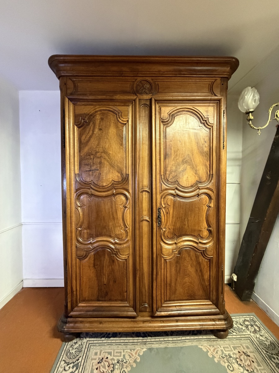 Armoire lyonnaise en noyer, XVIIIe siècle, style Louis XIV