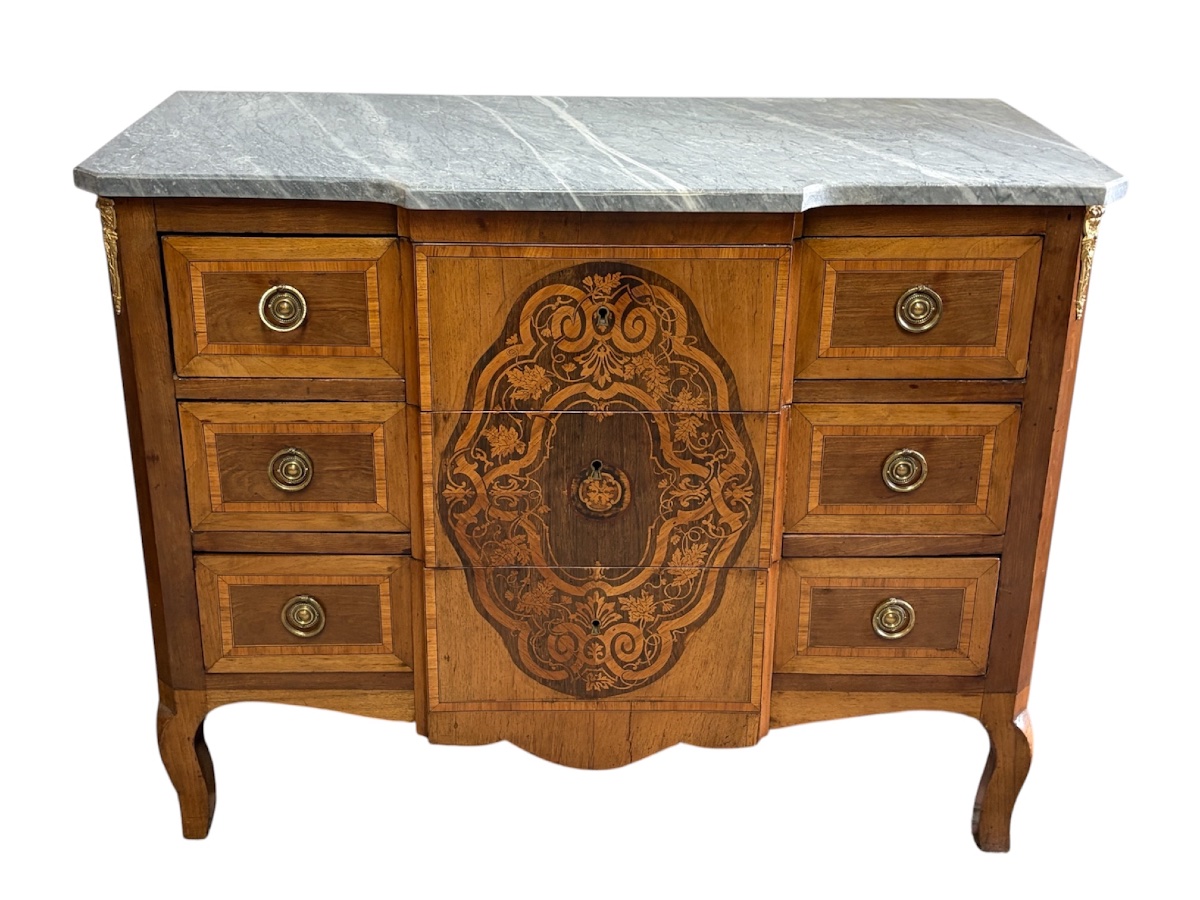 Commode à ressaut, en noyer