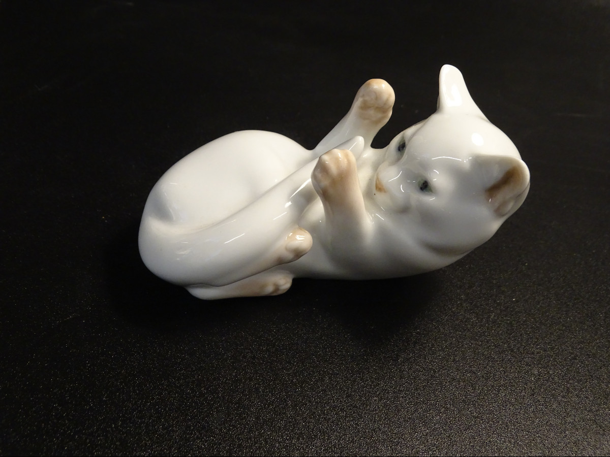 Royal Copenhague Chat Couché Jouant-photo-4