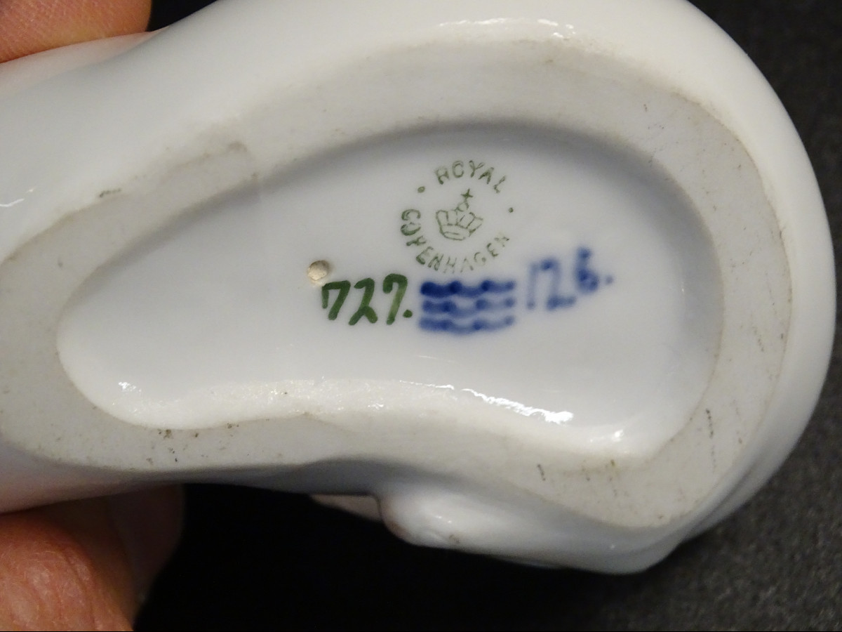 Royal Copenhague Chat Couché Jouant-photo-1