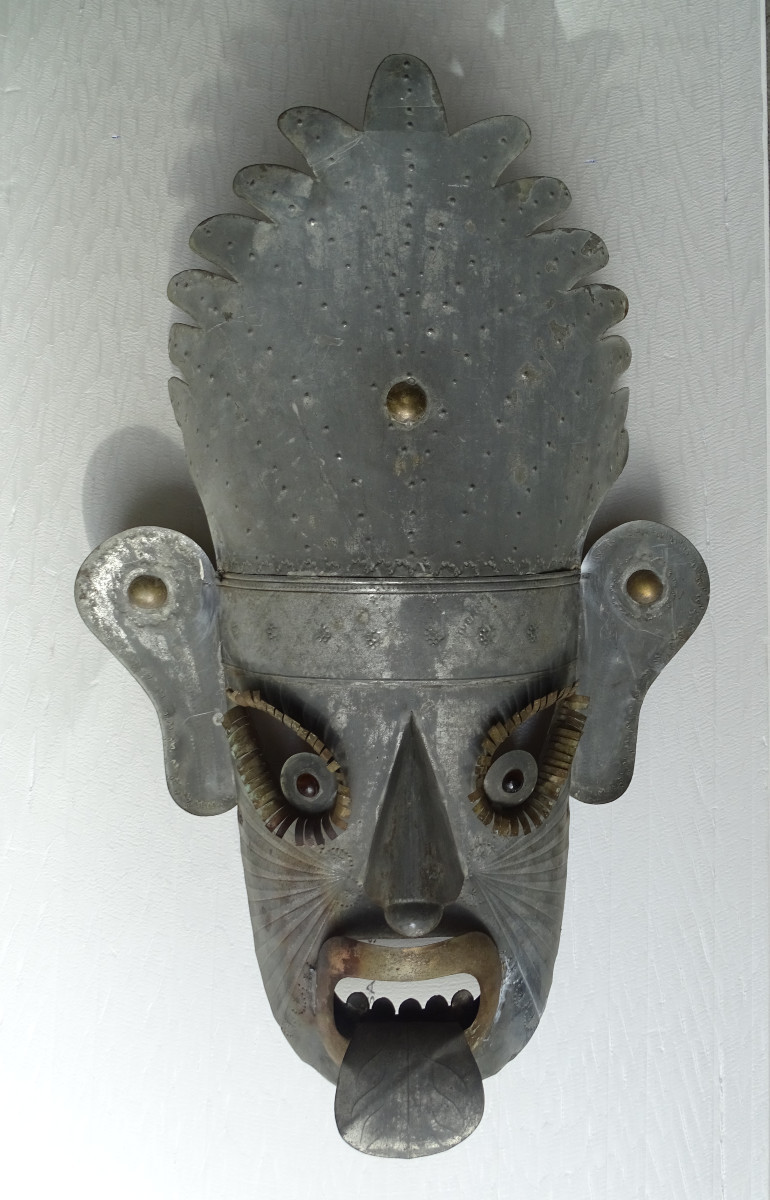 Grand Masque en Tôle et Laiton Années 1970