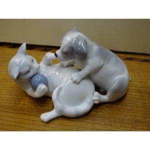 Groupe en Porcelaine Chaton et Chiot Jouant