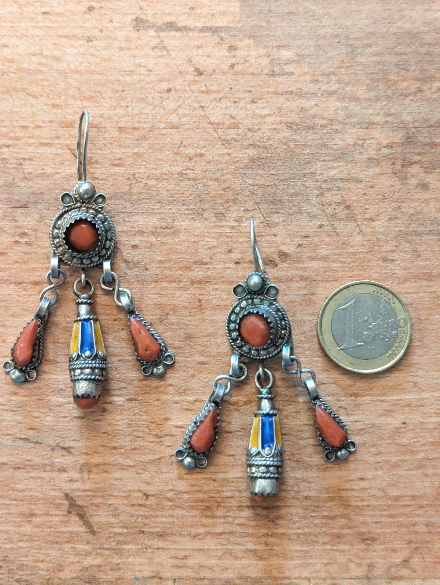 Pair Of Berber Earrings, Old, In Hallmarked And Enamelled Silver, With Coral
