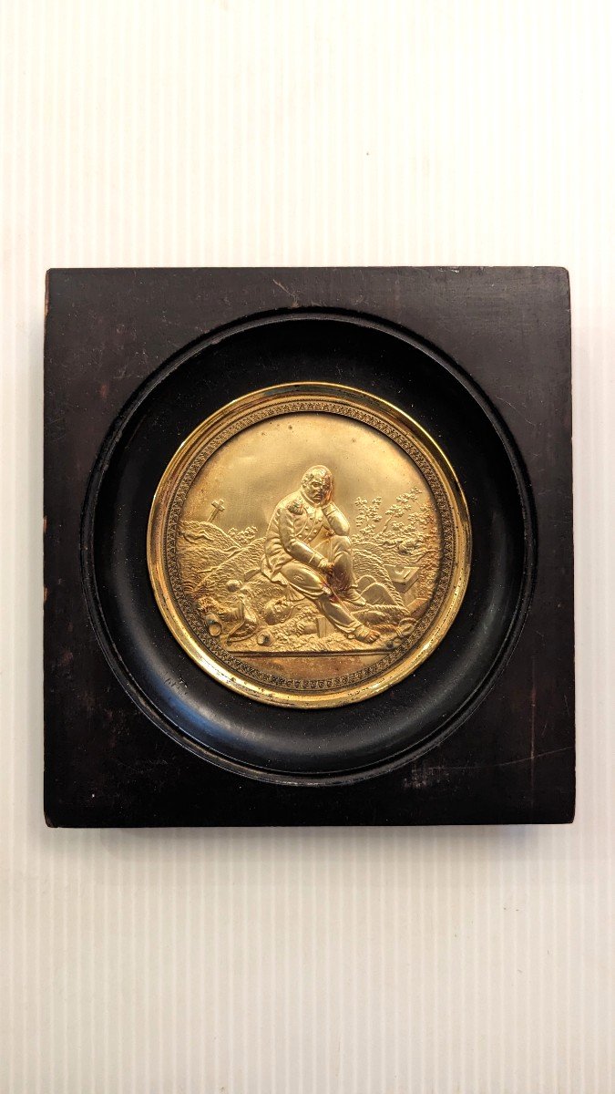 19th Century Medallion, In Stamped And Gilded Copper, In A Frame, Depicting A Military Defeat