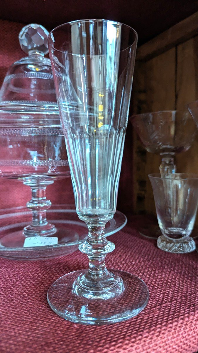 8 Flûtes à champagne 19ème, en verre taillé 