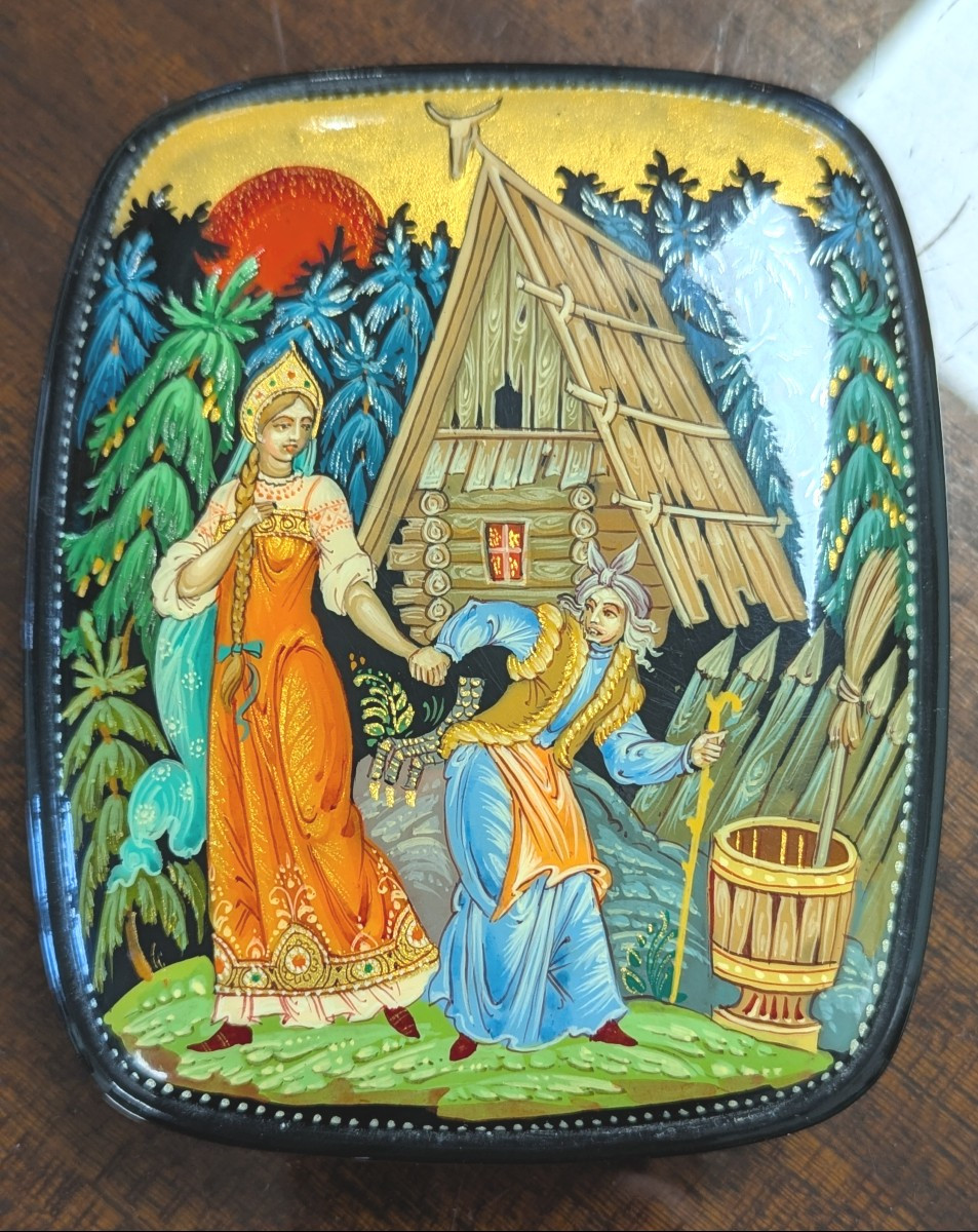 Boite en laque, russe, signée-Miniature