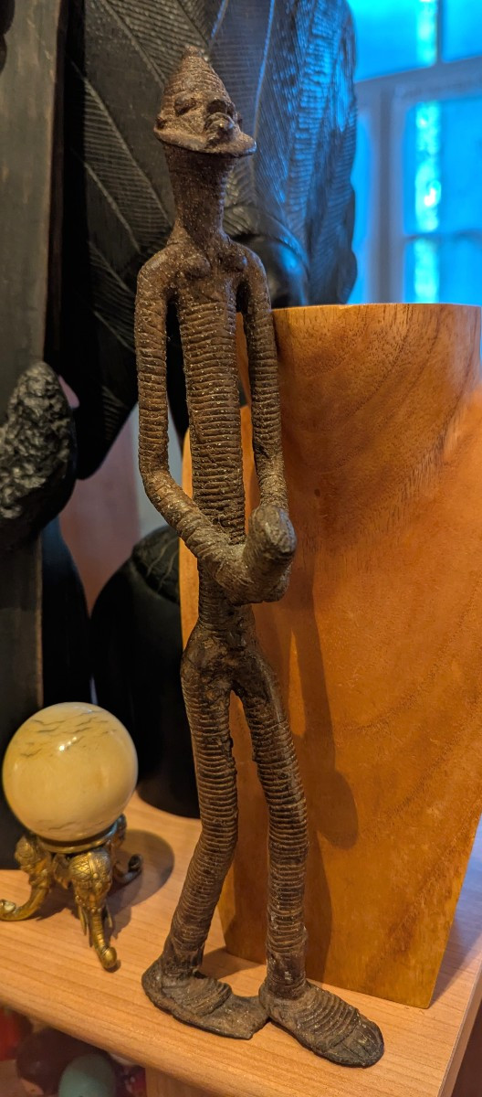 Curious African Woman, In Bronze, Very Slender - Ethnic Statue-photo-3