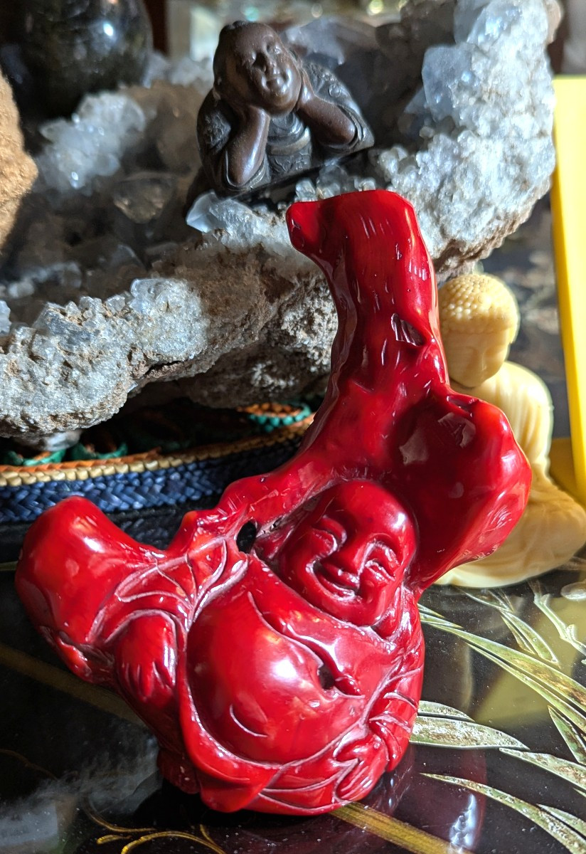 Bouddha sculpté dans une branche de corail bambou