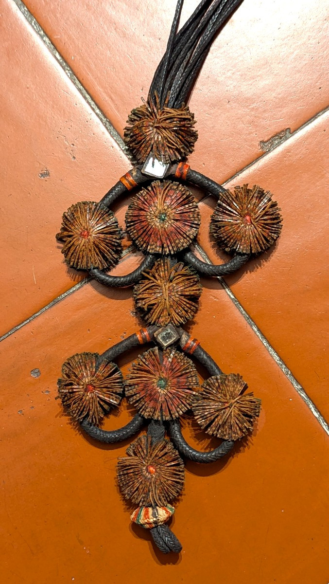 Imposant collier Touareg, en cuir et miroir-Art Populaire-Bijou