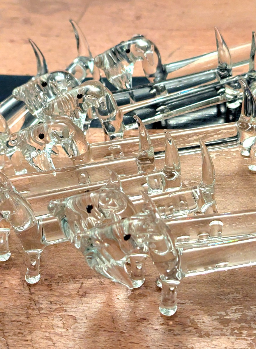 For A Fun Table Setting: 12 Art Deco Knife Rests In Spun Glass - Dog-photo-3