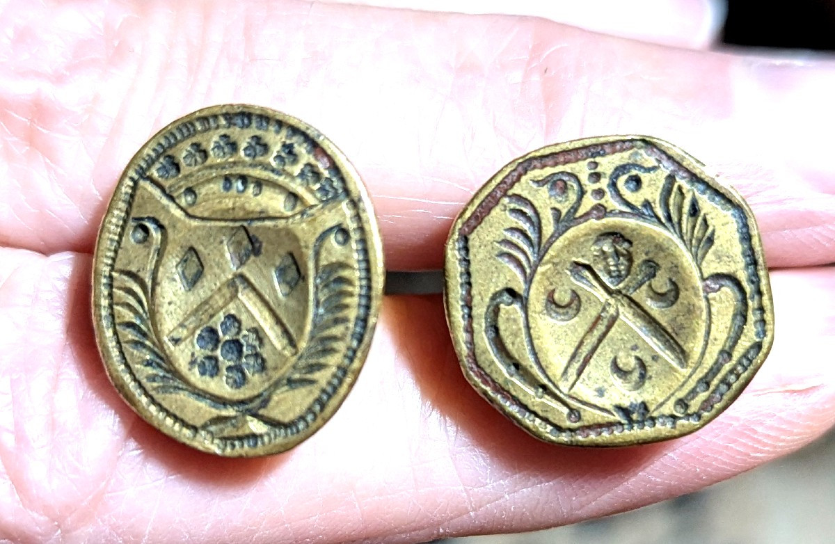 Paire de sceaux médiévaux, en bronze, sur une même chaîne d'origine