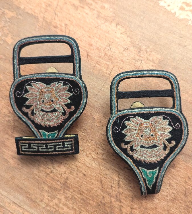 Paire de pendants de bourse chinoise, en soie brodée-Epoque King