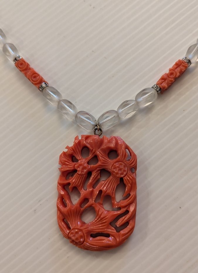 Collier Art Déco, en galalithe orange, verre taillé et strass
