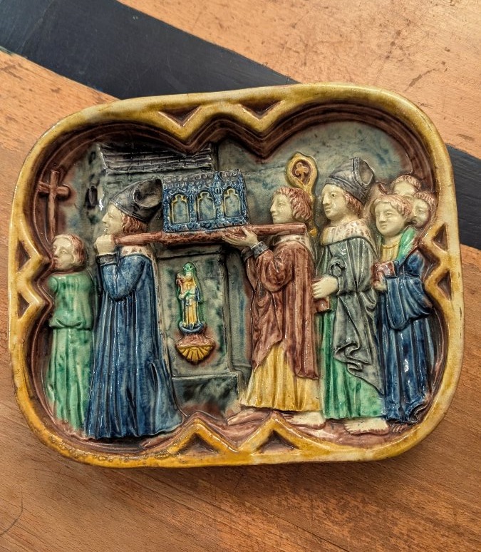 Plaque murale en céramique, à haut relief-Sujet religieux-Procession