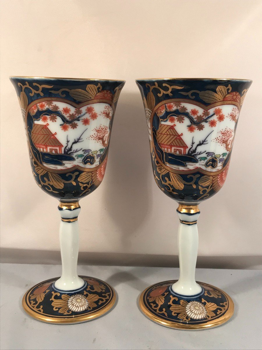 Deux verres à vin, à pied, en porcelaine japonaise Kutani-yaki