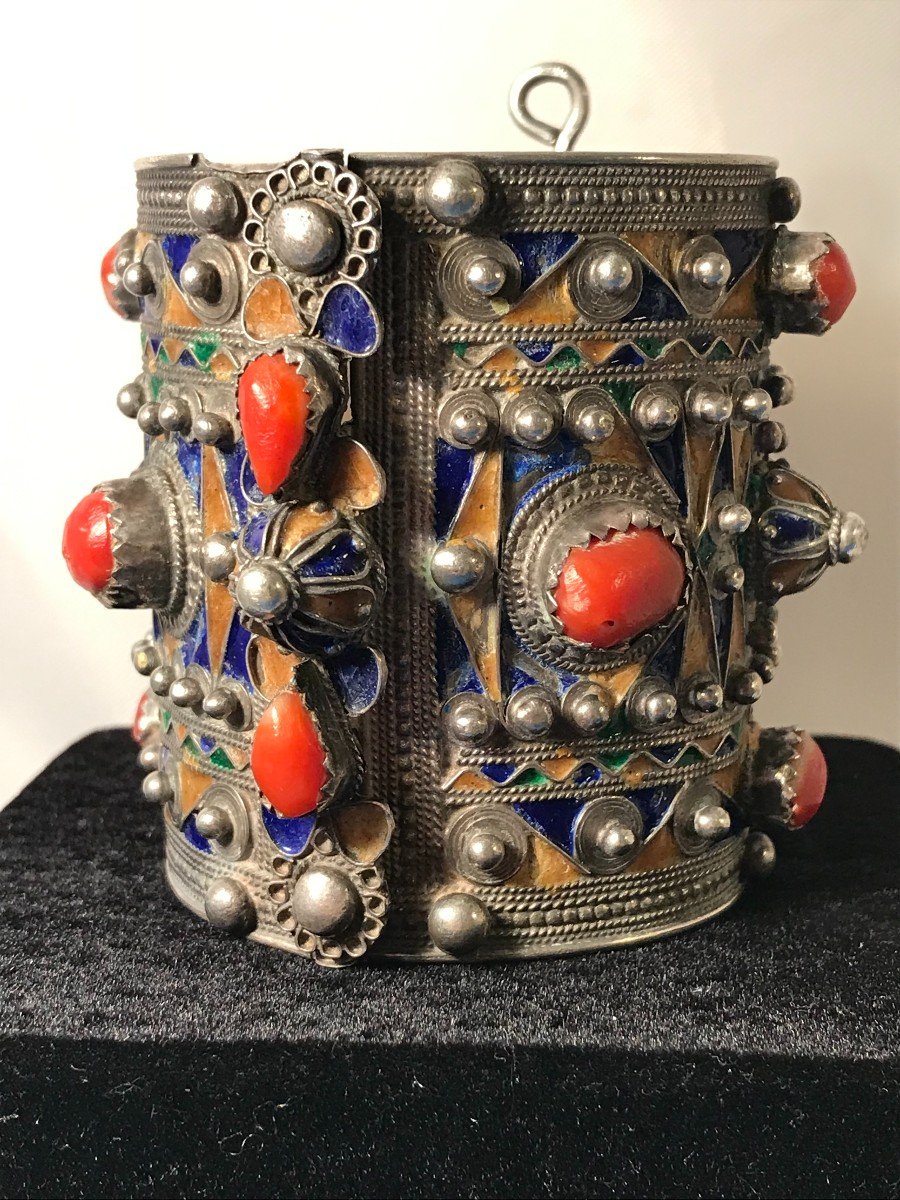 Imposant bracelet manchette, Berbère, en argent massif émaillé avec cabochons en corail-photo-1