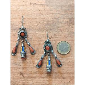 Paire de boucles d'oreille berbères, anciennes, en argent poinçonné et émaillé, avec corail