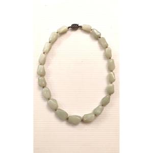 Collier ras de cou, en jade vert clair-Fermoir en argent