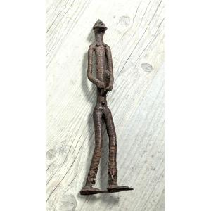Curieuse femme africaine, en bronze, très longiligne-Statue ethnique