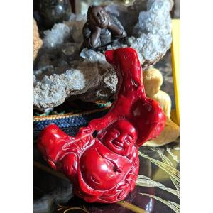 Bouddha sculpté dans une branche de corail bambou