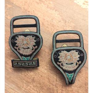Paire de pendants de bourse chinoise, en soie brodée-Epoque King