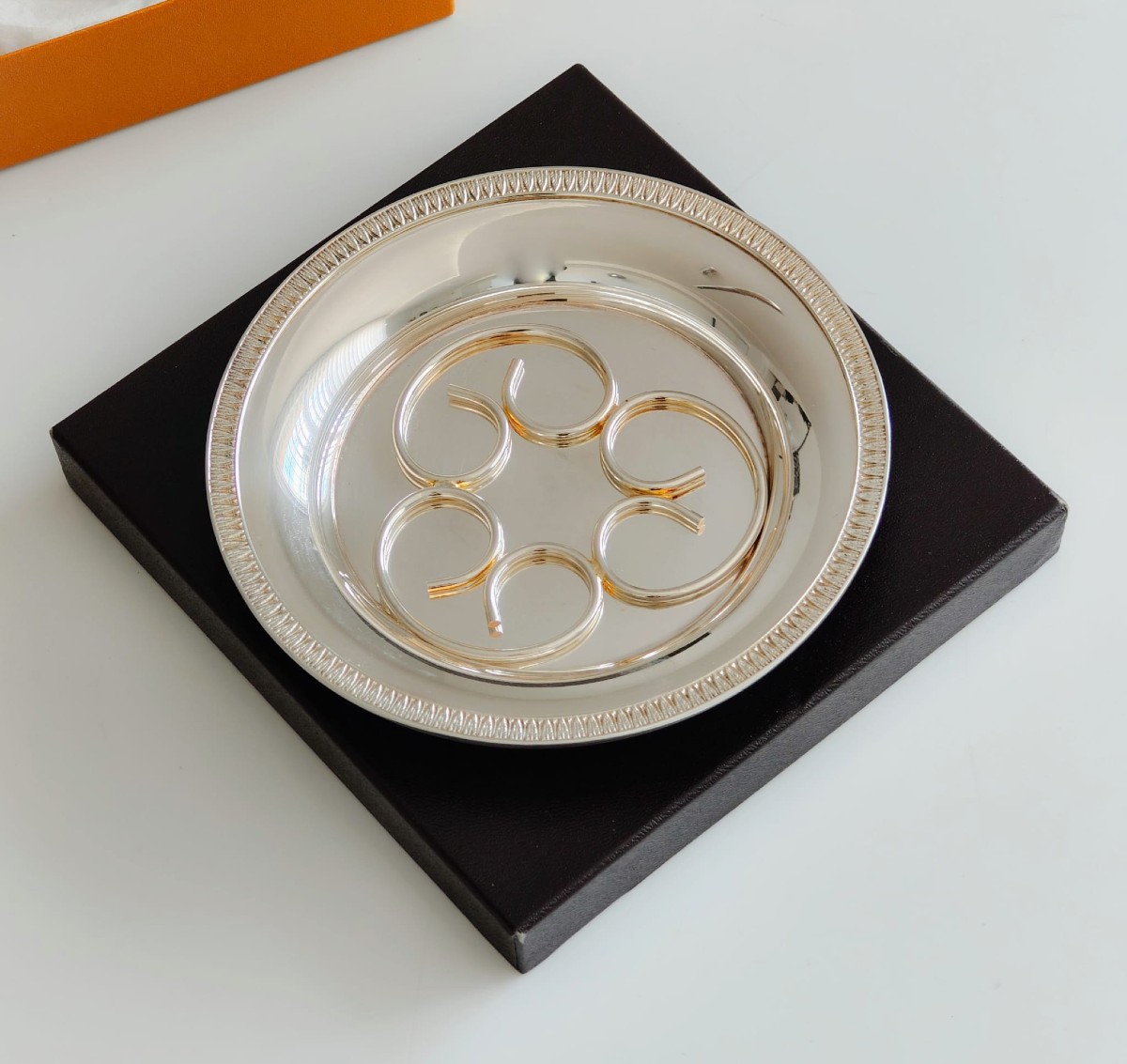 St Médard 4 dessous de carafe en metal argenté de style empire 