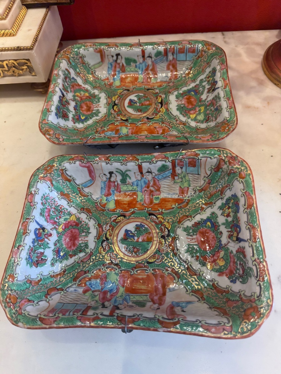 Paire de plats rectangulaires en porcelaine de Canton – Chine, fin XIXᵉ siècle