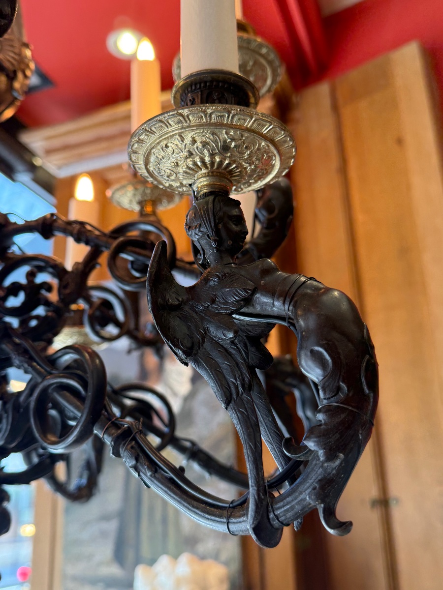 Lustre en bronze patiné et doré à douze lumières, milieu XIXème siècle. -photo-1