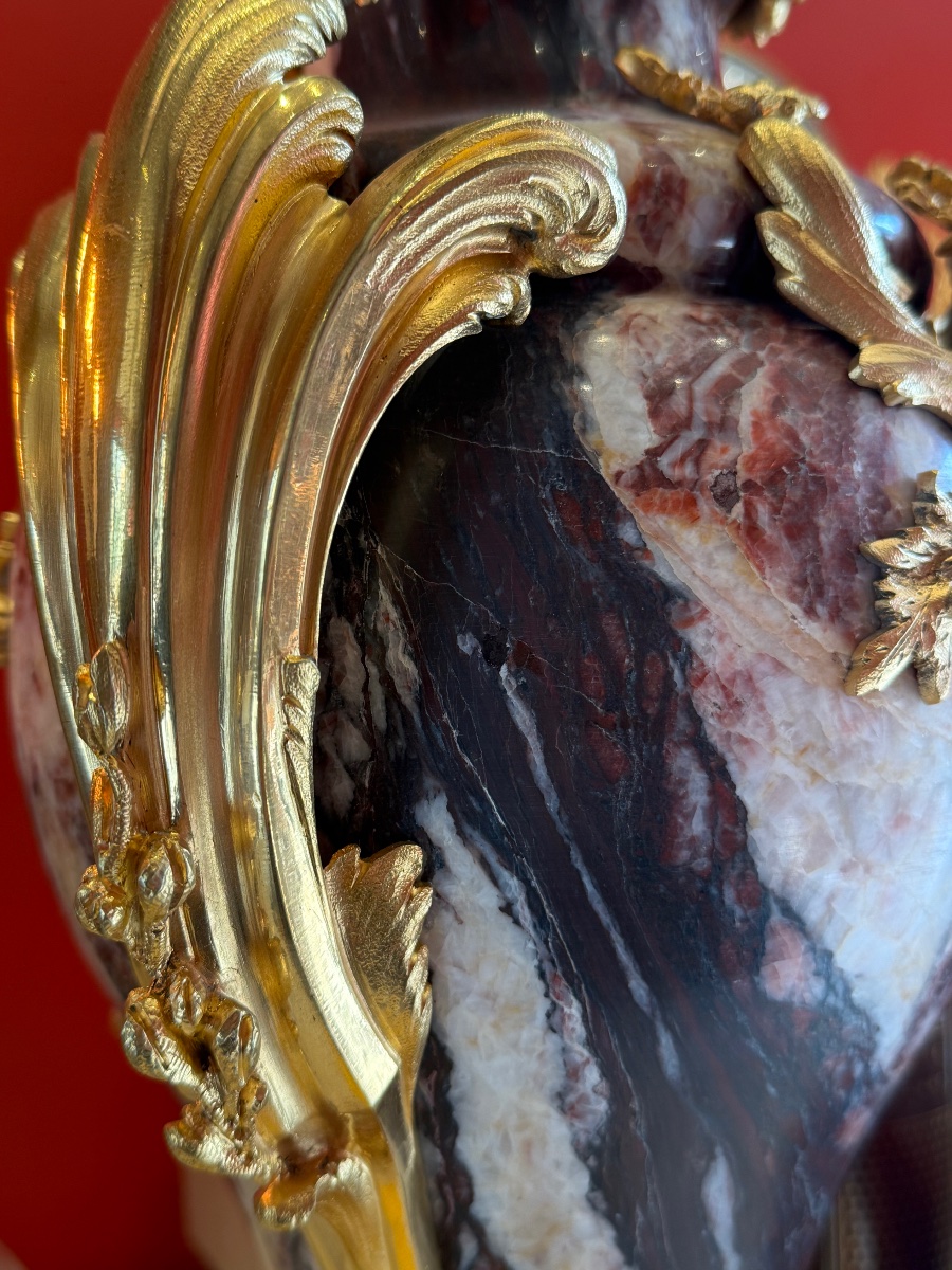 Paire de cassolettes de style Louis XV en marbre fleur de pêcher et bronze doré, XIXème siècle-photo-3