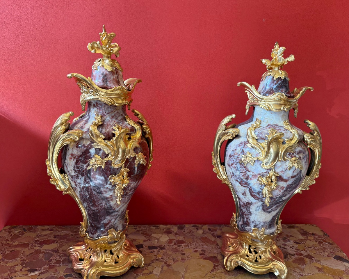 Paire de cassolettes de style Louis XV en marbre fleur de pêcher et bronze doré, XIXème siècle
