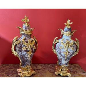 Paire de cassolettes de style Louis XV en marbre fleur de pêcher et bronze doré, XIXème siècle