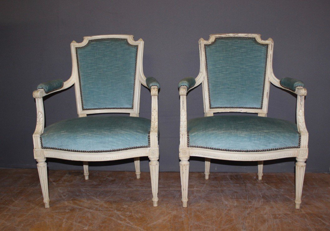 Paire De Fauteuils De Style Louis XVI En Noyer Laqué Blanc Vers 1900