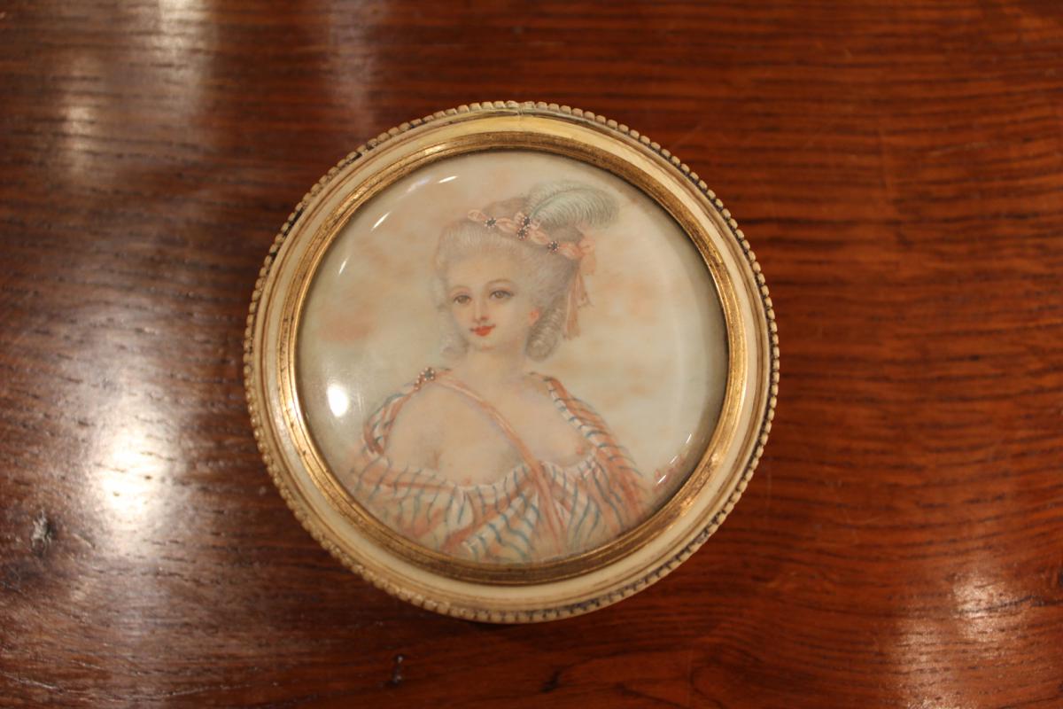 Box In Ivory And Miniature Of Woman