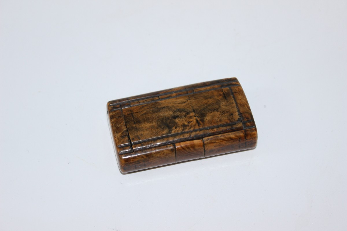 Snuffbox In Ash Burl With A Mechanism, Circa 1900