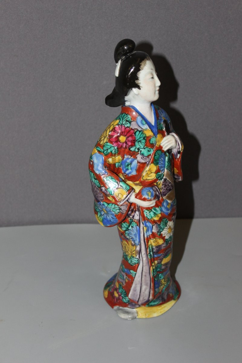 Statuette représentant une jeune Japonaise en Kimono vers 1900-photo-1