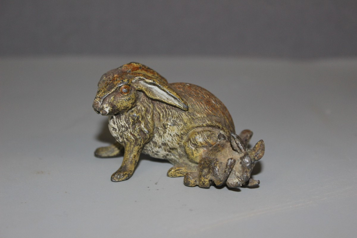 Régule de Vienne figurant un lapin vers 1900