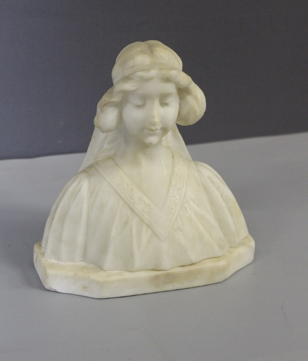 Buste de Jeune Femme art Nouveau en Albâtre vers 1900