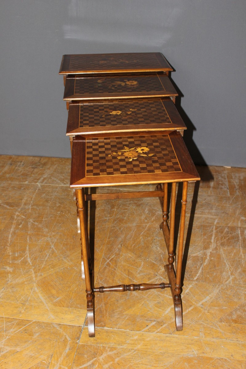 Suite de Quatre Tables Gigognes en Marqueterie de Fleurs vers 1900