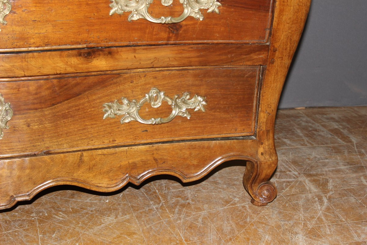 18th-century Walnut Tomb-shaped Commode-photo-3