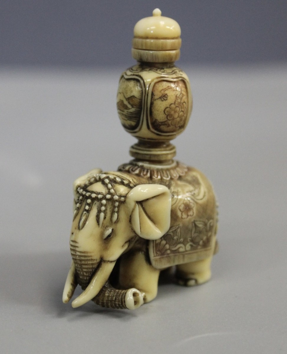 Eléphant en Ivoire formant Tabatière , Japon vers 1900