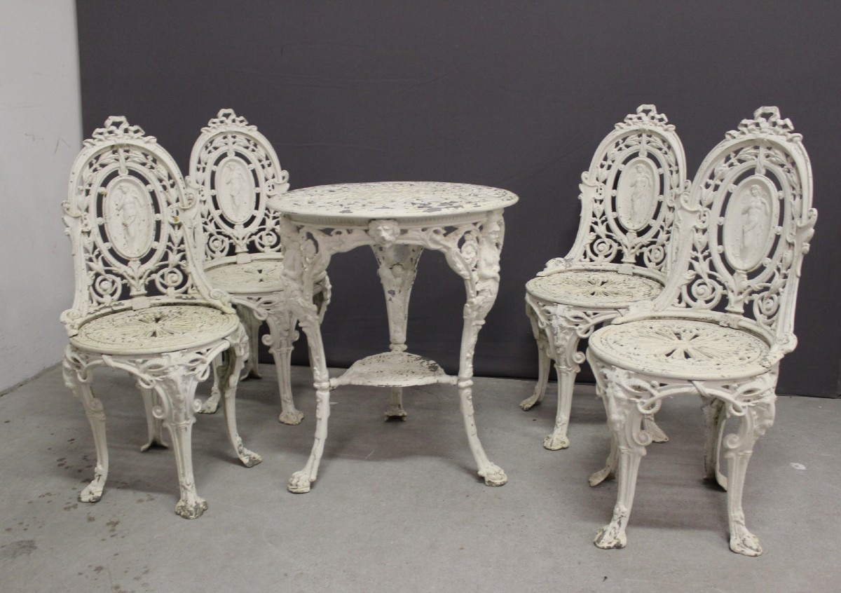 Salon de jardin en fonte à décor de femmes XXe
