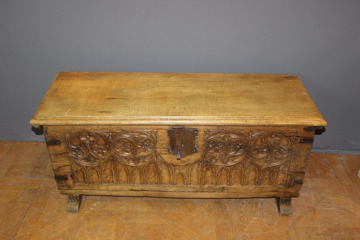 17th-century Gothic Oak Chest-photo-2