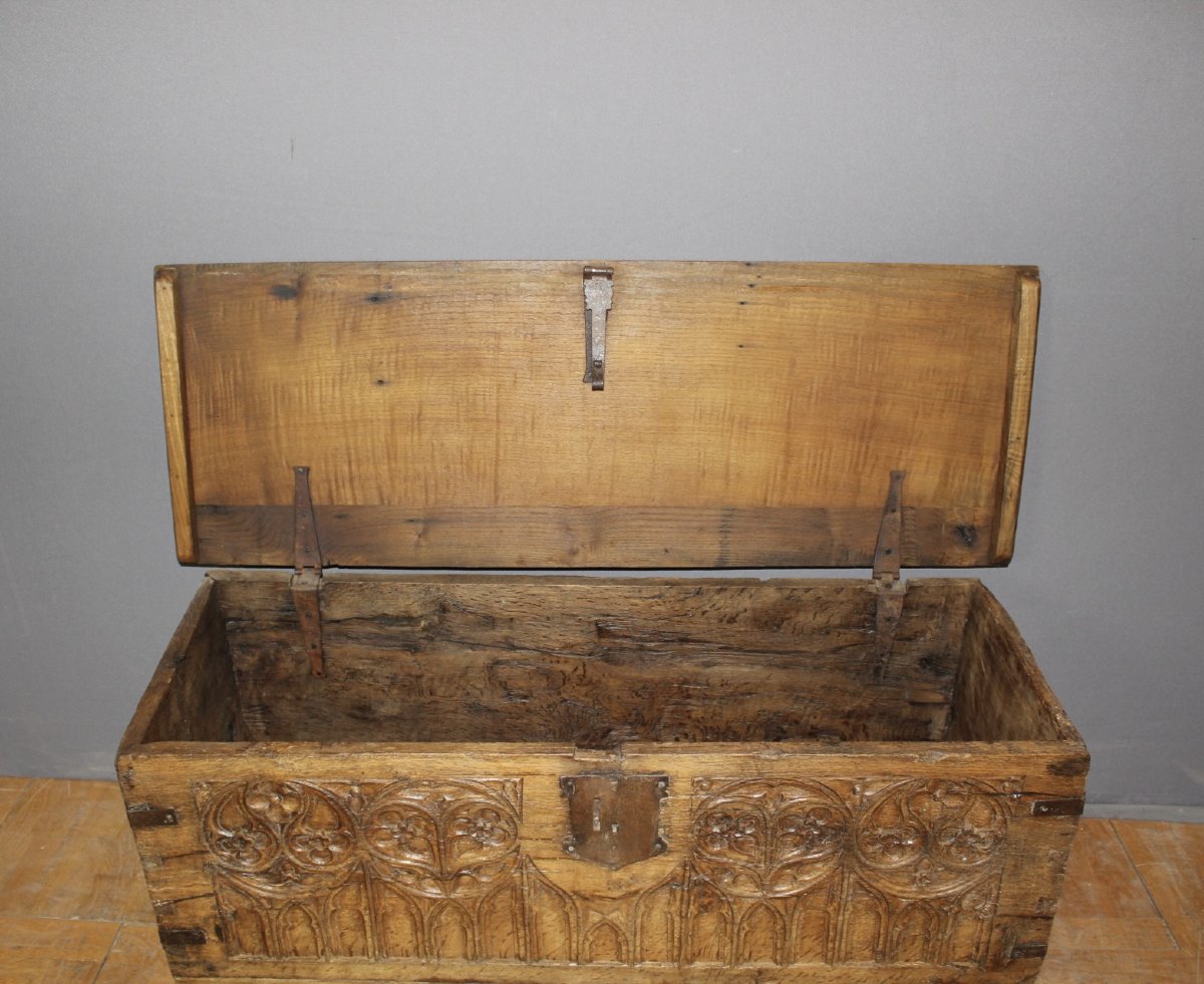 17th-century Gothic Oak Chest-photo-3